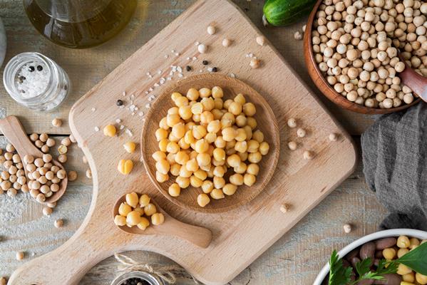 top view of chickpeas beans concept - Хумус с печёным перцем