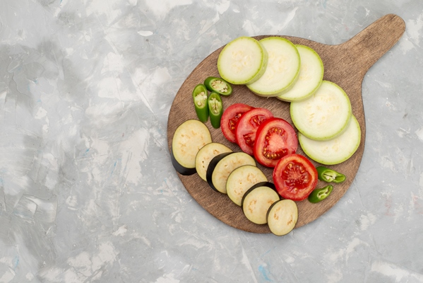 top view sliced eggplants squashes and tomatoes on the bright desk vegetable food meal dish raw - Монастырская кухня: суп-пюре морковно-тыквенный, овощи-гриль, салат из красной фасоли с грибами и сухарями