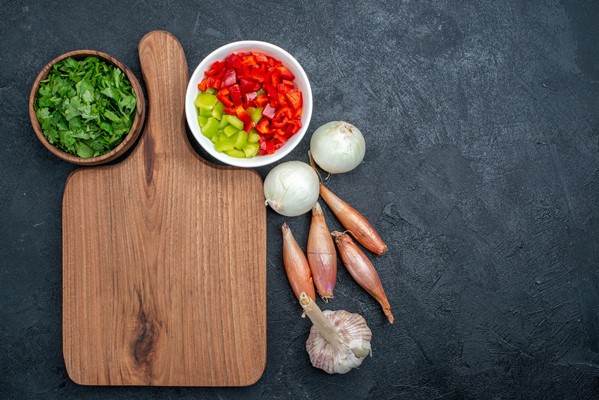 top view sliced pepper with garlic and greens on grey space - Баклажаны, фаршированные грибами