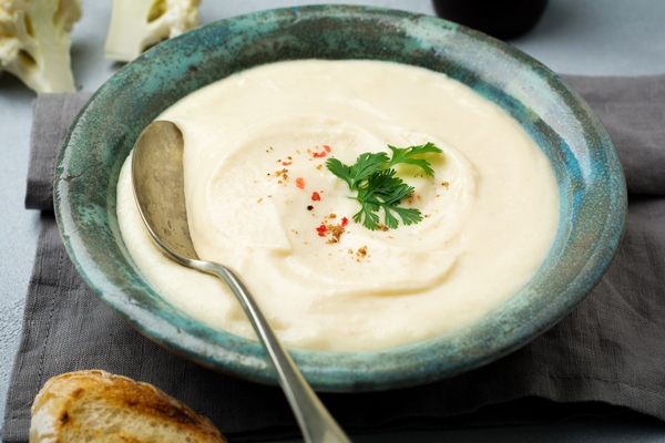 Крем-суп из цветной капусты без варки vegetarian white soup cream from cauliflower in a vintage ceramic plate 1 - Крем-суп из цветной капусты без варки