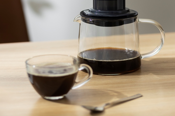 view of the process of making pressed coffee - Кофейный крем