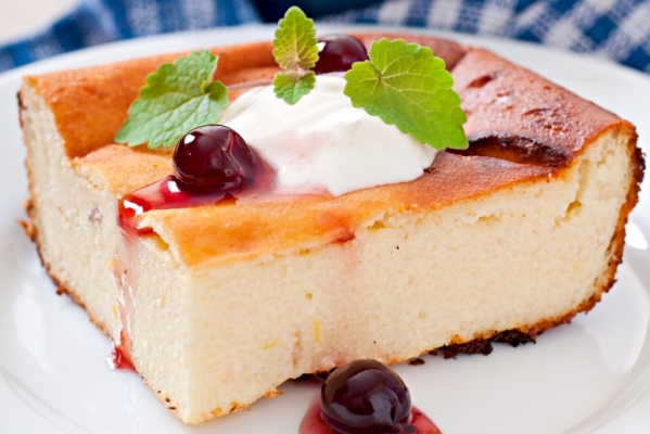 appetizing cottage cheese casserole on white plate close up - Суфле творожное с печеньем, паровое