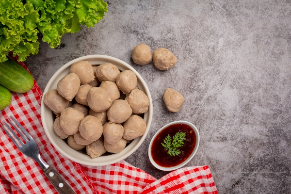 beef ball fried on the dark wooden surface - Фрикадельки мясные, паровые