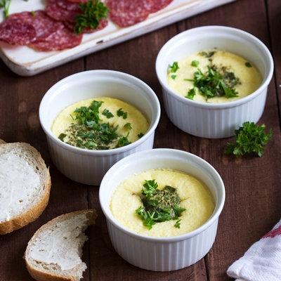 Бульон мясной с пудингом из ветчины и лиственной зелени