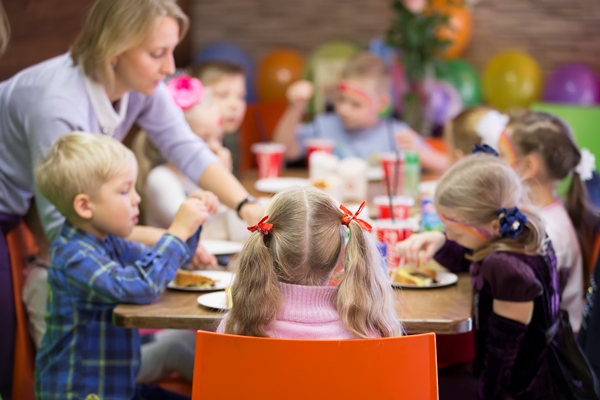 Особенности питания детей children s party birthday child with guests at the table - Особенности питания детей