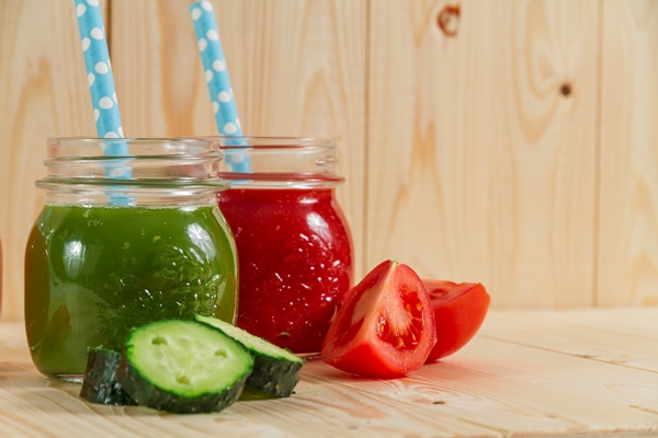 Особенности питания детей close up of cucumber and tomato juices - Особенности питания детей