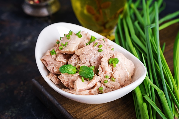 Особенности питания детей cod liver with green onion in oil on plate - Особенности питания детей