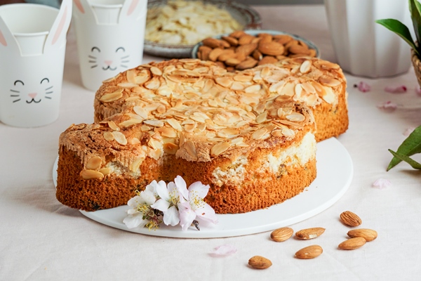 Кулич "Пасхальный голубь" colomba traditional italian easter dove cake with glaze macaranage almonds - Кулич "Пасхальный голубь"