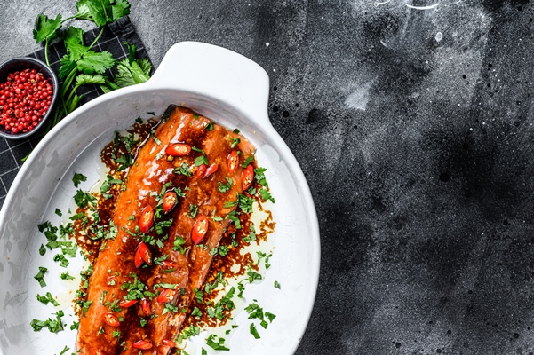 Жареная рыба под томатно-ореховым соусом cooking of salmon fillet teriyaki top view - Жареная рыба под томатно-ореховым соусом