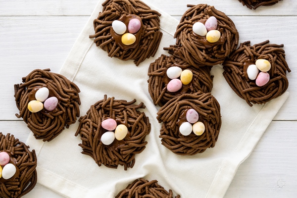 Печенье "Пасхальные гнёзда" easter chocolate cookies nests with sweet eggs on white background 1 - Печенье "Пасхальные гнёзда"