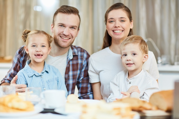 Особенности питания детей family having dinner - Особенности питания детей