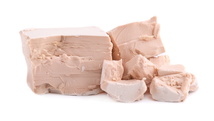 Особенности питания детей fresh pressed yeast isolated on white background - Особенности питания детей