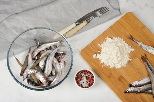 fresh raw smelt in a deep glass dish - Жареная корюшка