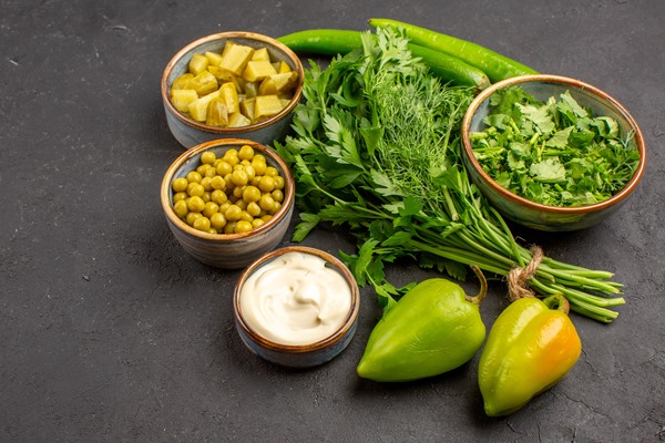 Особенности питания детей front view of fresh greens with salad ingredients on dark surface - Особенности питания детей