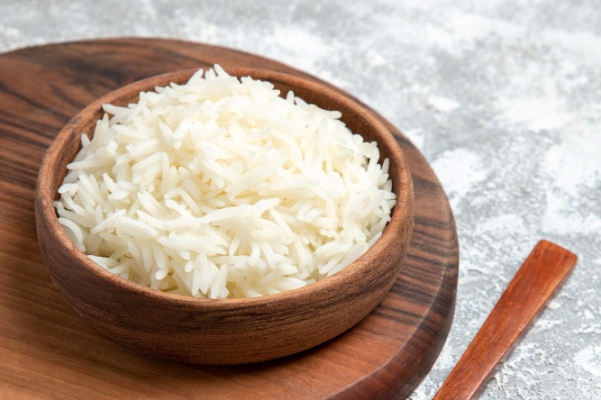 front view yummy cooked rice inside plate on white desk - Фрикадельки мясные, паровые