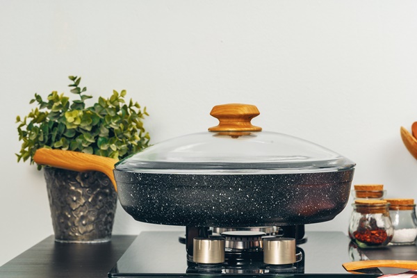 frying pan on the gas stove in a kitchen - Шкара классическая