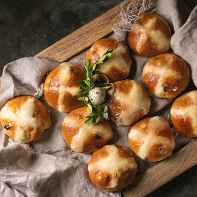 Пасхальные крестовые булочки