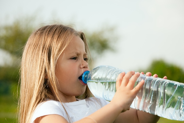Особенности питания детей kid drinking bottled water - Особенности питания детей