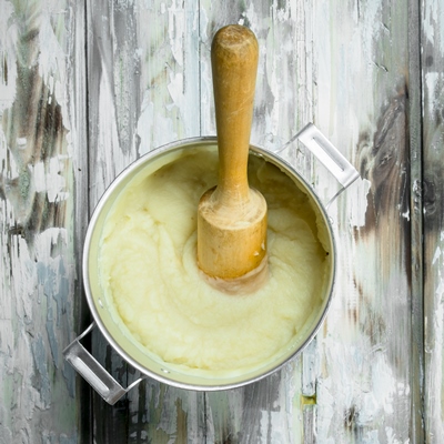 mashed potatoes in a pot on rustic table - Молотое мясо с картофельным пюре