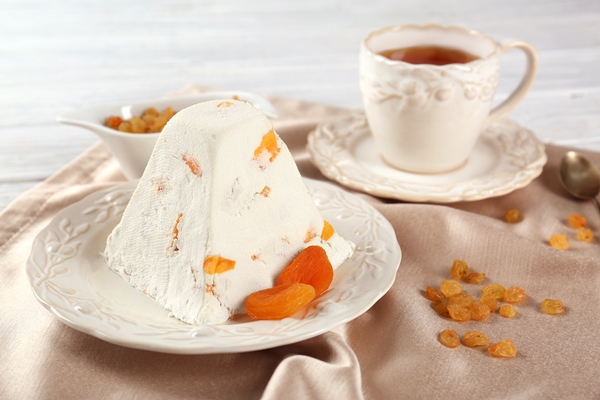 plate with traditional easter curd dessert on table - Пасха без творога с изюмом