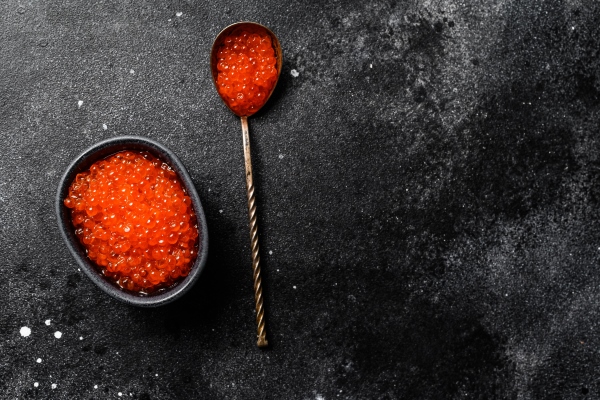 Особенности питания детей salmon red caviar in an exquisite spoon black surface top view copy space - Особенности питания детей