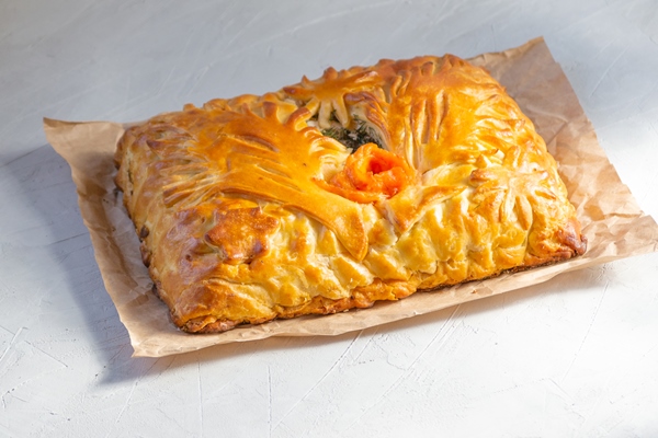 Пирог с икрой tasty homemade salmon pie traditional russian ciusine fish pie made from yeast dough filled with salmon - Пирог с икрой