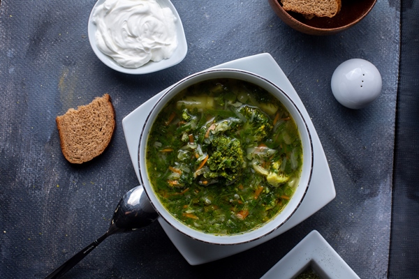 Греческий суп с одуванчиками a top view green borsh vegetable soup along with sour cream and bread - Греческий суп с одуванчиками