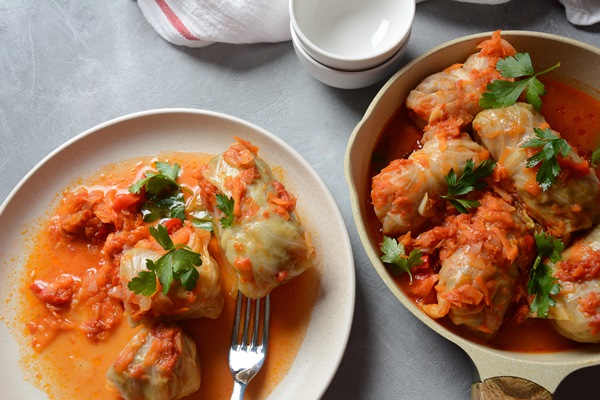 cabbage rolls stuffed with ground beef and rice in tomato sauce 1 - Голубцы из листьев лопуха мясные