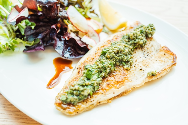 grilled sea bass fish meat steak with vegetable - Сырная паста со снытью