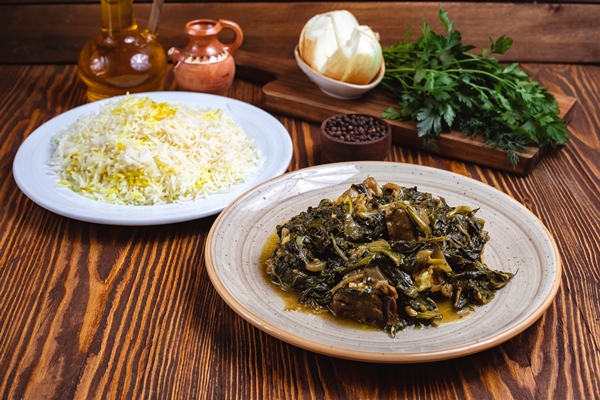sabzi pilaf rice meat with spinach spices side view 1 - Мясо, тушённое со снытью и щавелем