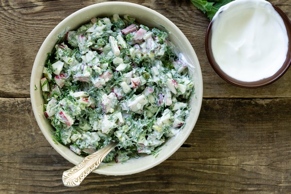 Салат из сныти с хреном salad with radish dill and sour cream on a rustic background - Салат из сныти с хреном