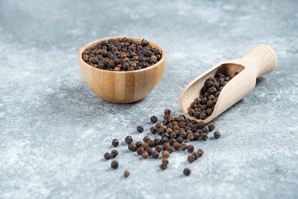 black pepper grains on marble background - Солёный арбуз