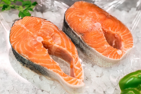 salmon red fish steak at the fish market raw fresh steaks of salmon fish with ice - Рыбные шашлыки с постным яблочным соусом