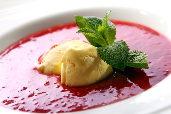 strawberry soup with natural ice cream and mint - Холодный фруктовый суп