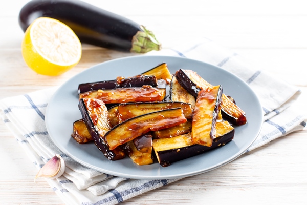 fried eggplant dipped in honey in a plate - Баклажаны в лимонно-медовой глазури