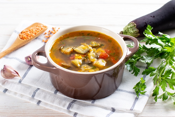 Овощной суп с баклажанами и чечевицей soup with lentils and vegetables on a light table - Овощной суп с баклажанами и чечевицей