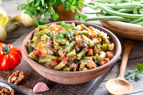 Лобио из зелёной фасоли с овощами и помидорами traditional caucasian georgian lobio of green beans with vegetables and tomato selective focus - Лобио из зелёной фасоли с овощами и помидорами