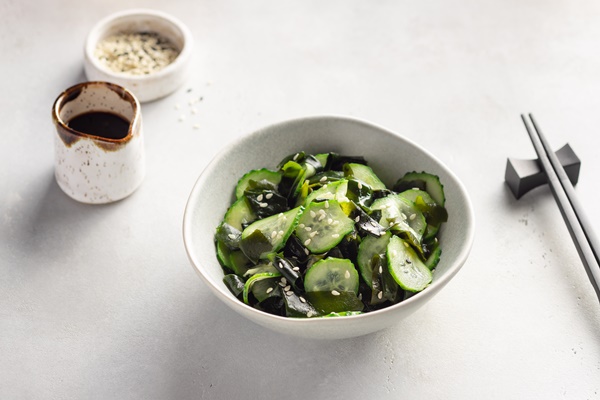 Салат суномоно с вакамэ, постный стол traditional japanese sunomono salad with wakame seaweed - Салат суномоно с вакамэ, постный стол