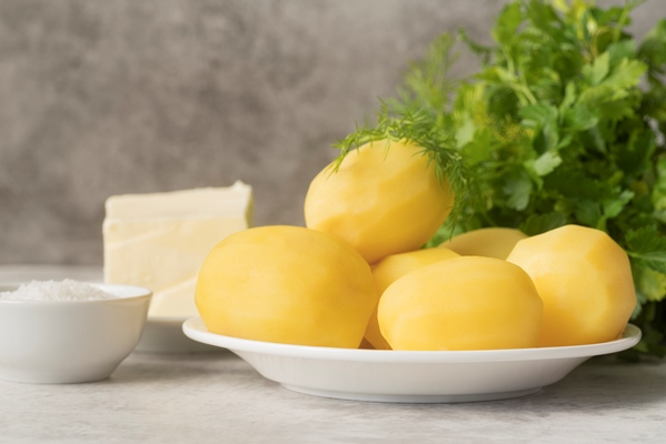 boiled potatoes in white plate - Луковый взвар