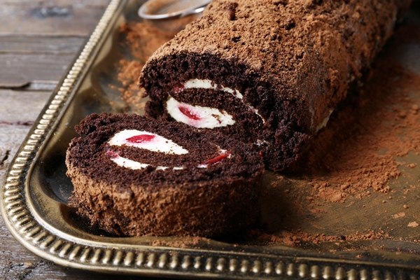 Торт "Рождественское полено" с вишней chocolate roll with cream and berries on table close up - Торт "Рождественское полено" с вишней