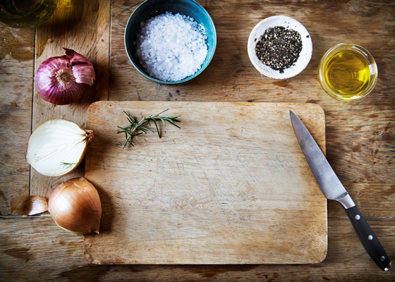 cutting board and vegetables on a wooden table - Яблочная приправа-взвар