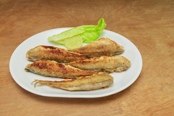 delicious crispy fried capelin - Мойва с овощами в горшочках