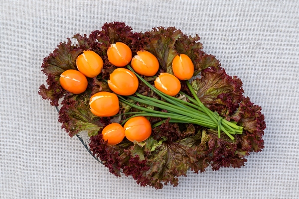 tomato tulips stuffed with fresh cheese 1 - Салат "Тюльпаны"