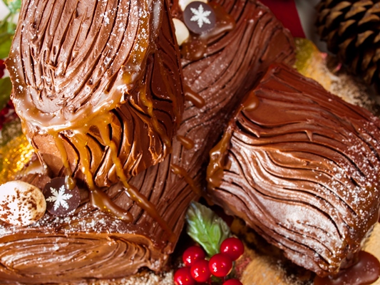 Торт "Рождественское полено" с вишней traditional christmas yule log cake decorated with marzipan mushrooms 3 - Торт "Рождественское полено" с вишней