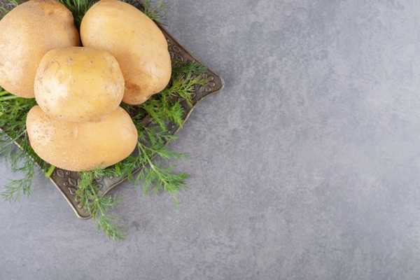 a black board of uncooked potatoes with fresh dill - Овощной суп с сыром для детей до 1 года