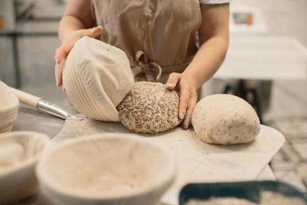 female baker prepares bread for baking in the oven 8544 3139 - Ржаной хлеб