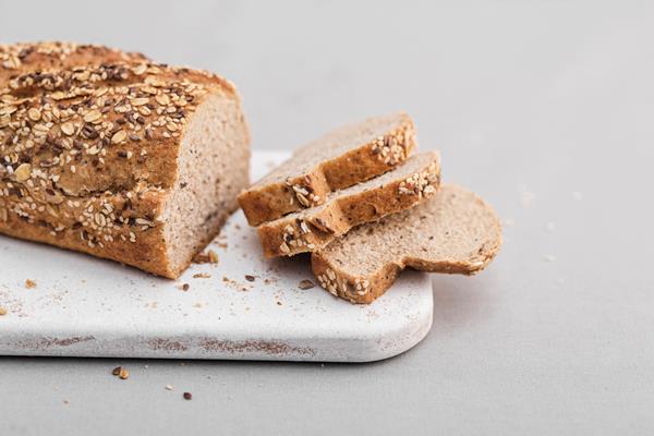 Хлеб из цельнозерновой муки high angle cut bread arrangement - Хлеб из цельнозерновой муки