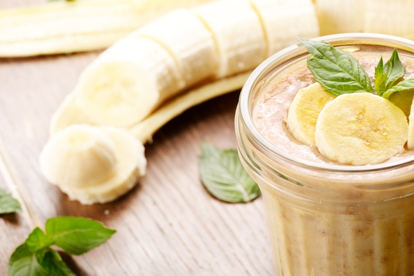 banana smoothie on wooden table - Бананово-овсяный смузи на растительном молоке