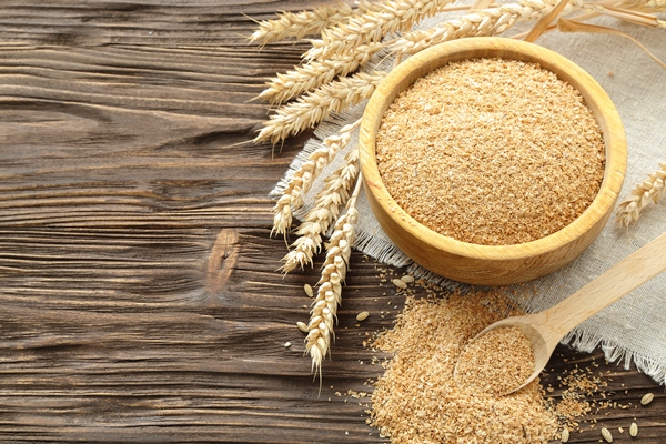 bran in a bowl and wheat ears on a brown wooden table - Правила приготовления смузи-боулов