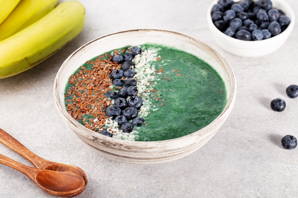 smoothie with spirulina and banana in a bowl 1 - Постный смузи-боул с зелёной гречкой